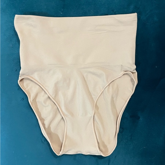 SKIMS CORE CONTROL BRIEF S/M NWOT - Picture 5 of 7